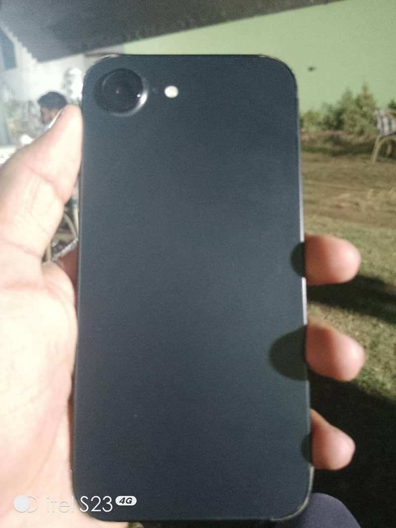 Apple iPhone 16e 2