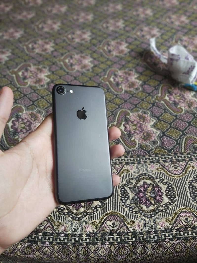 Apple iPhone 7 0