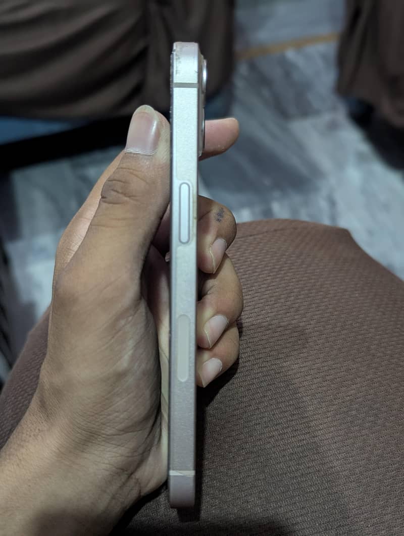 iPhone 13 4