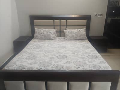Very good low highted bed with two side tables