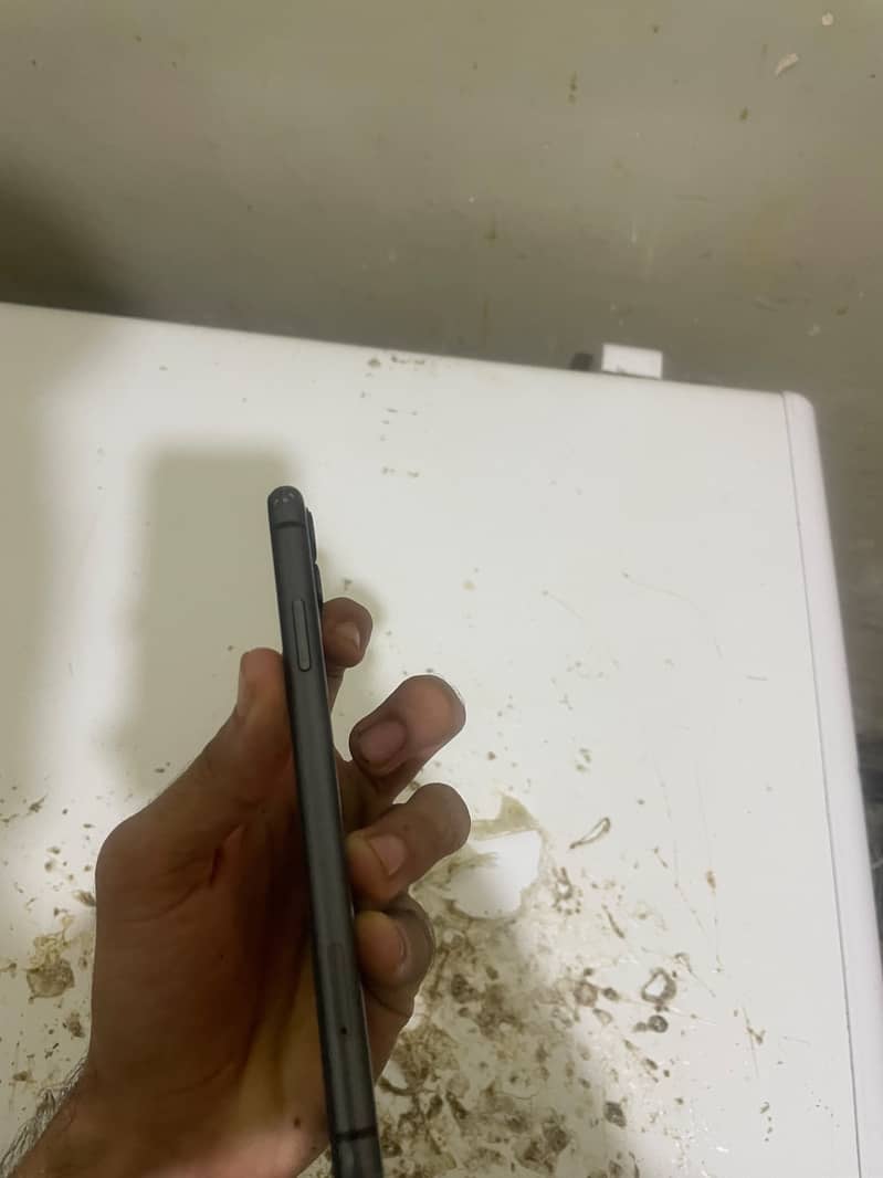 Apple iPhone 11 3