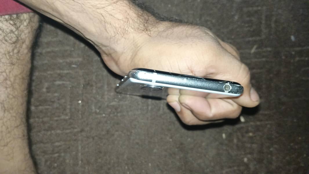 Sharp Aquos R2 4
