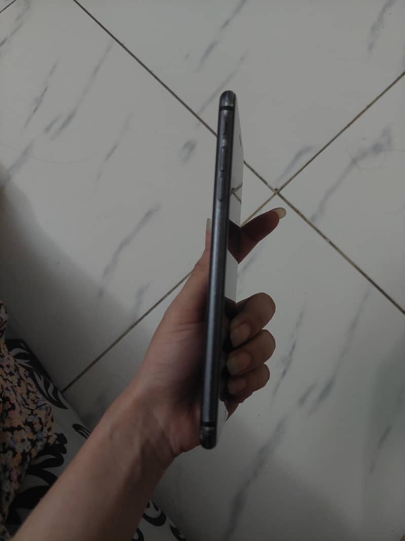 Apple iPhone 8 Plus 4