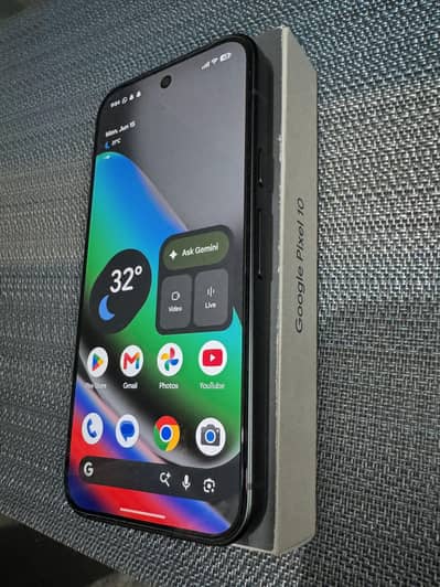 Google Pixel 10 - Box Open