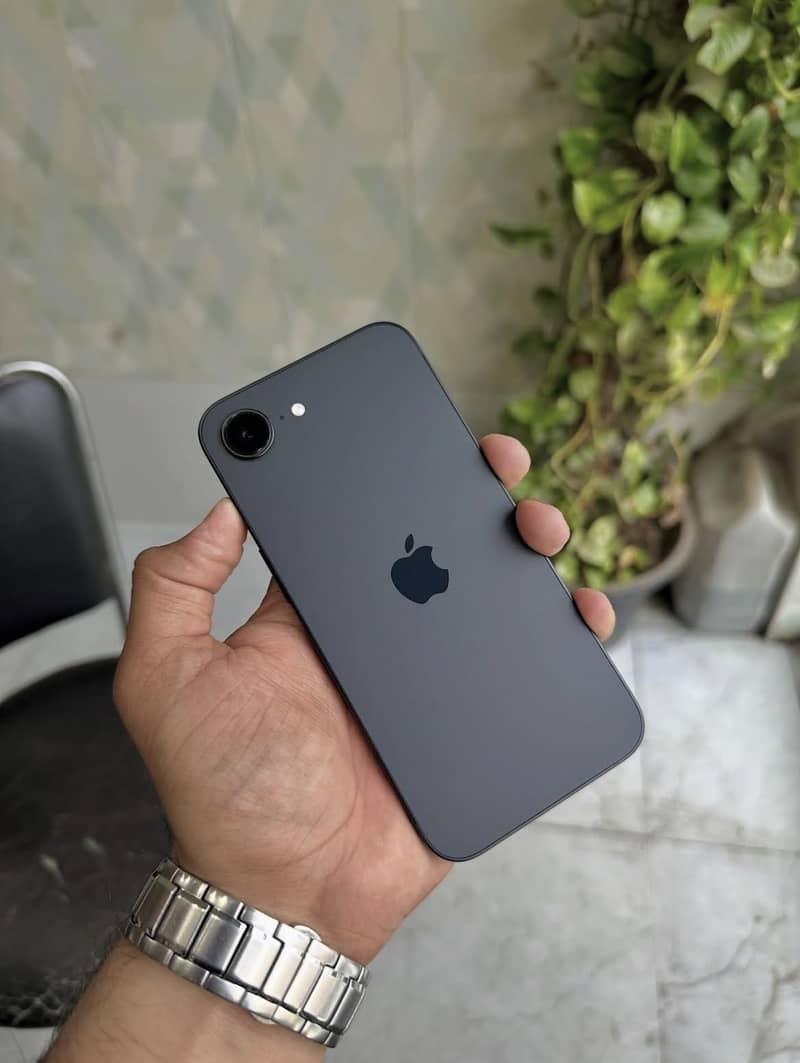 Apple iPhone 16e 0