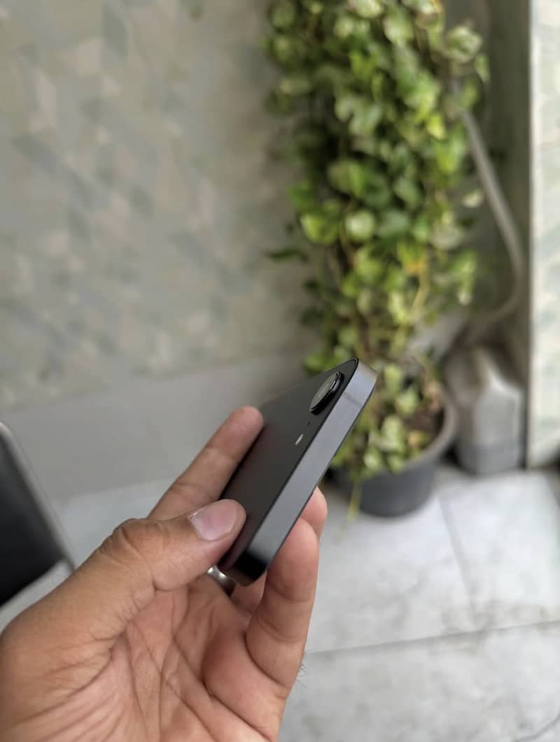 Apple iPhone 16e 1