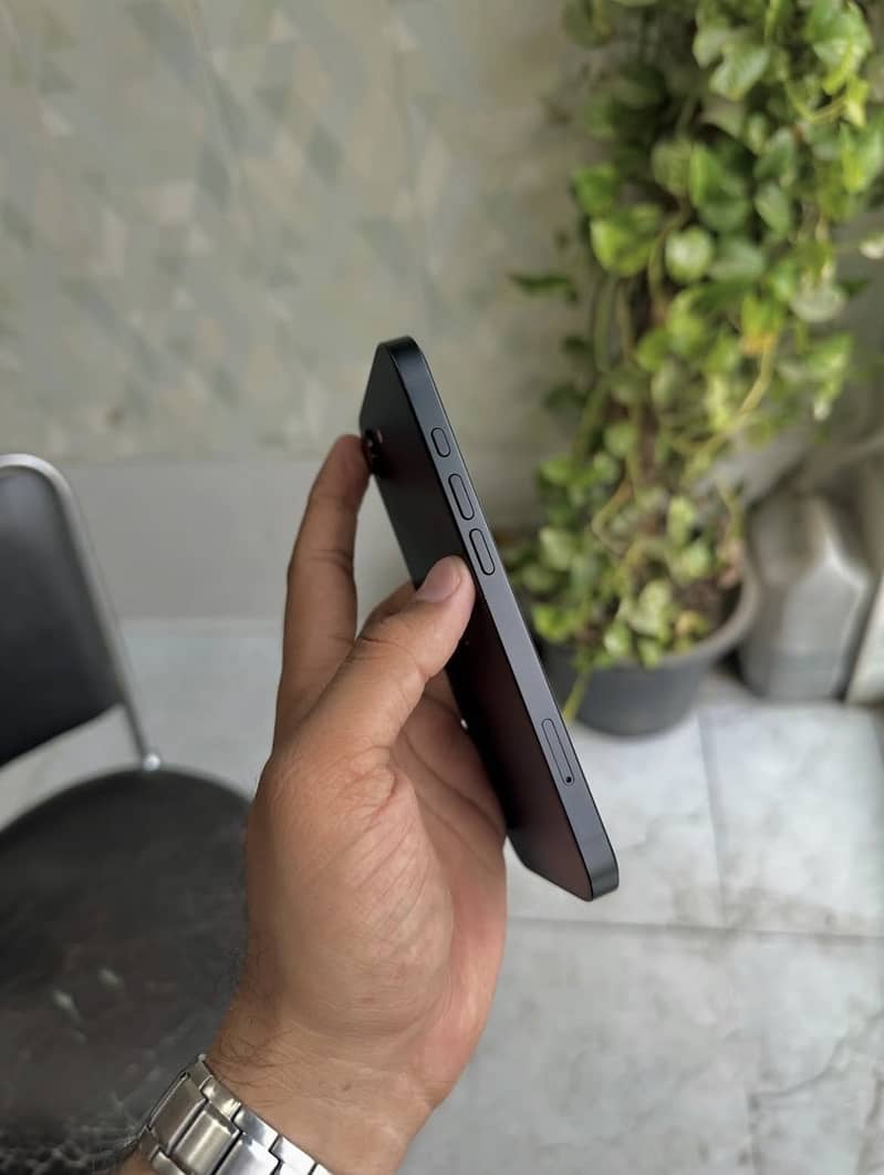 Apple iPhone 16e 2