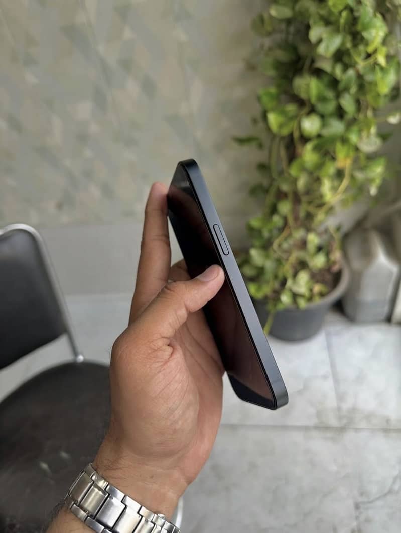 Apple iPhone 16e 3