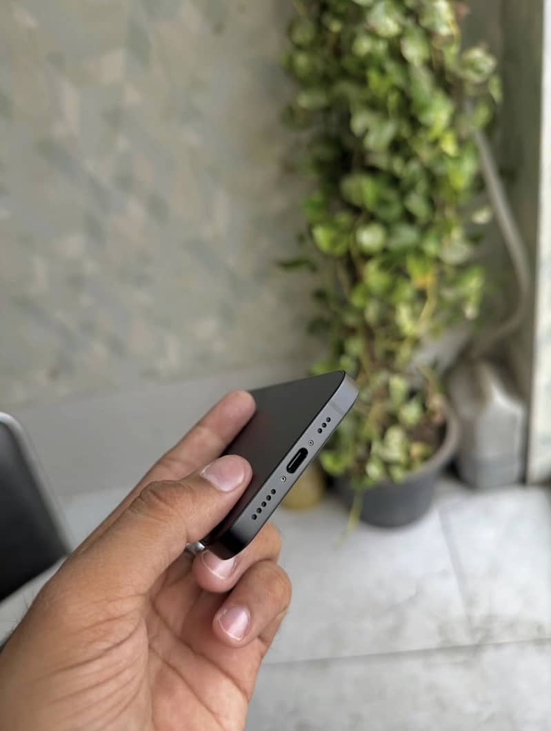Apple iPhone 16e 4