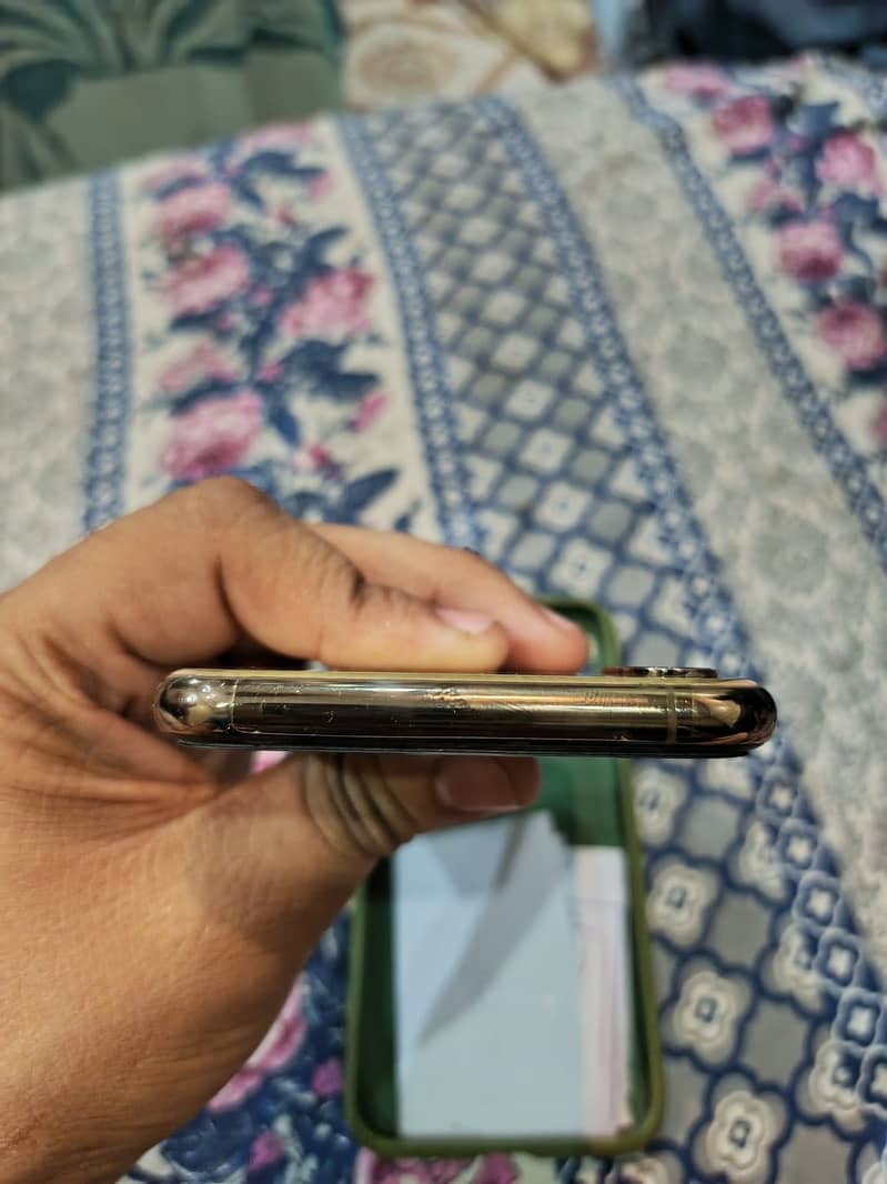 Apple iPhone XS 1