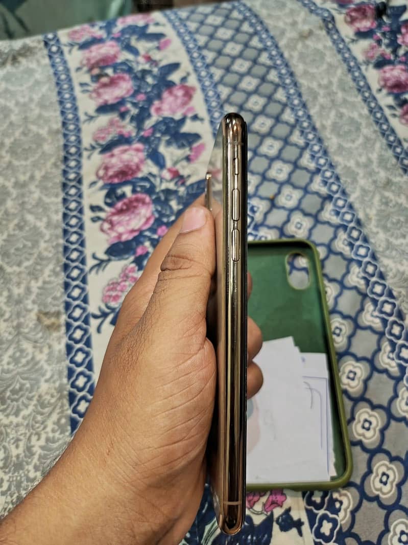 Apple iPhone XS 3