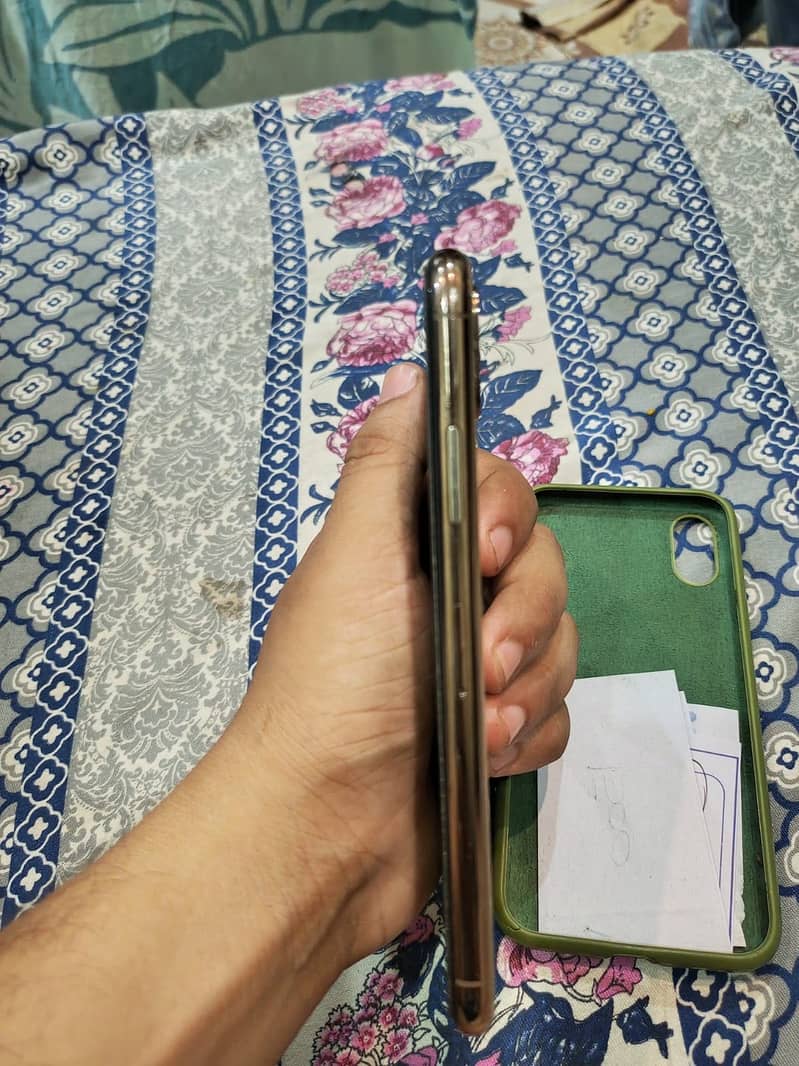 Apple iPhone XS 4