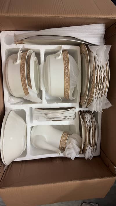 Royal Wedgwoods 61 pcs Fine Bone China Dinner Set| Service for 8