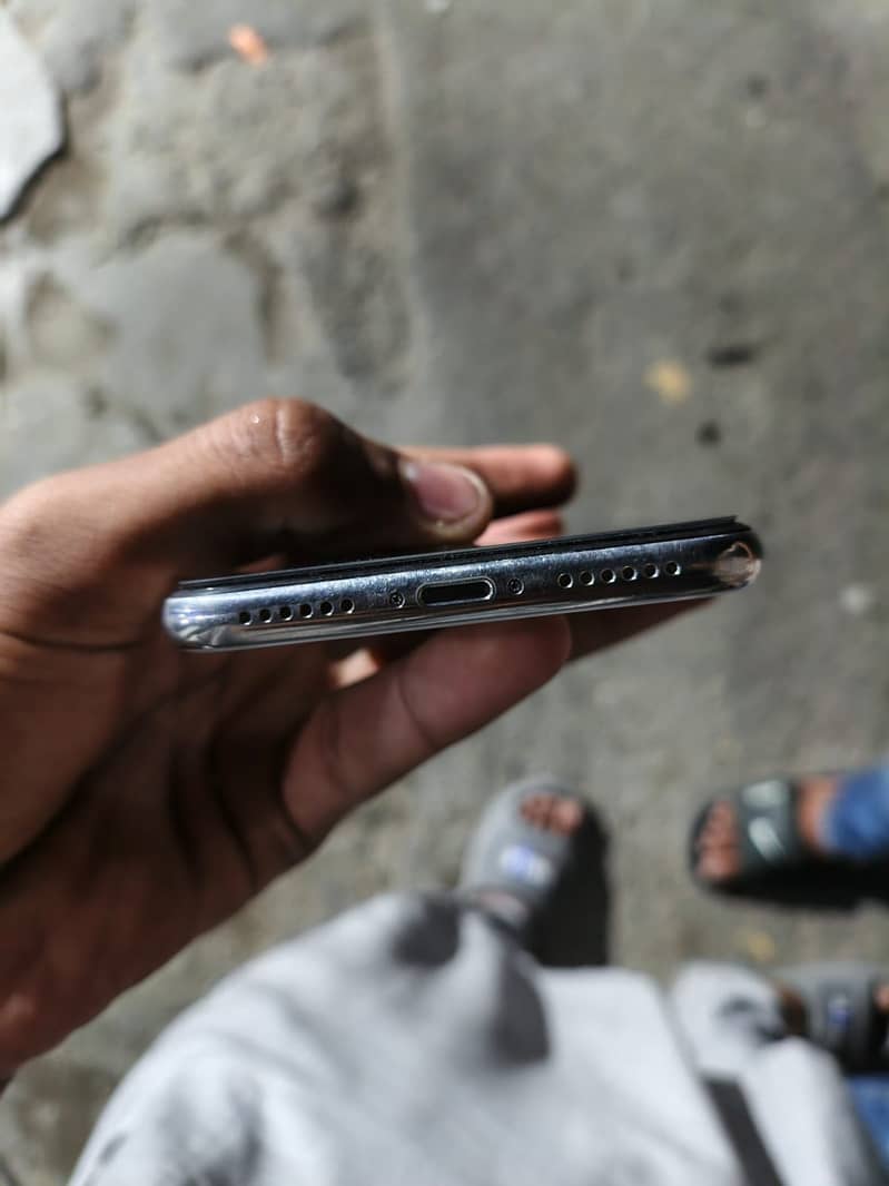 Apple iPhone X 4