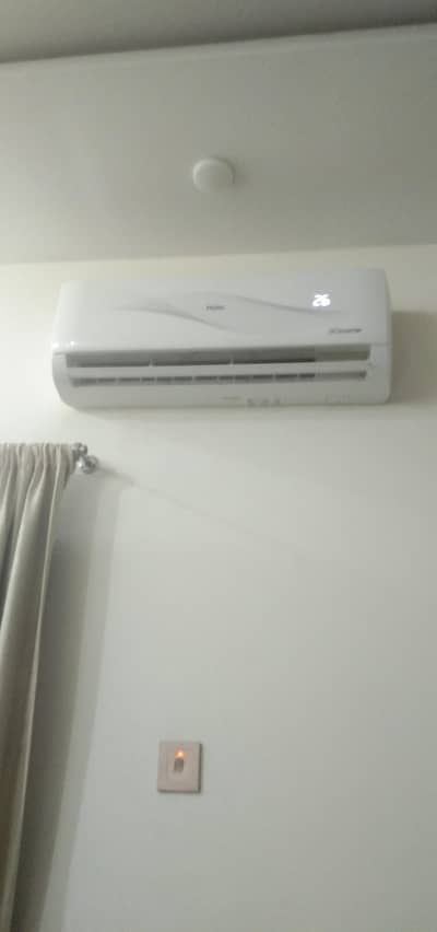 Used 1 ton inverter AC in excellent condition