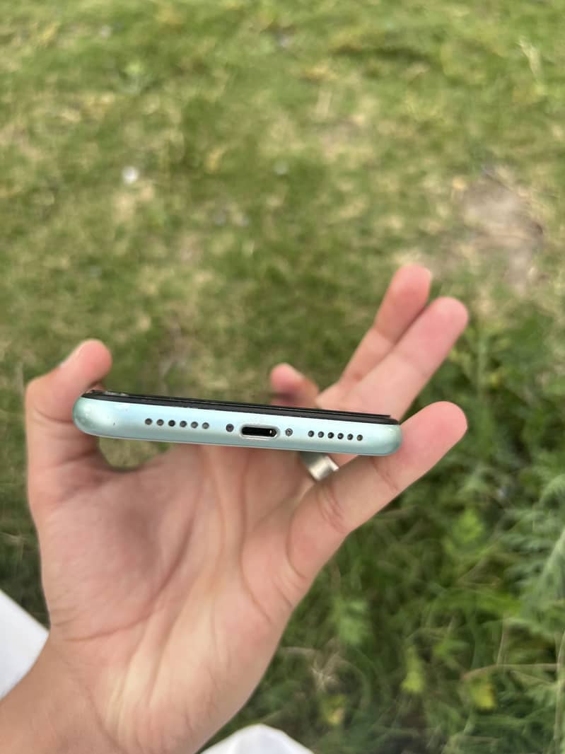 iPhone 11 4