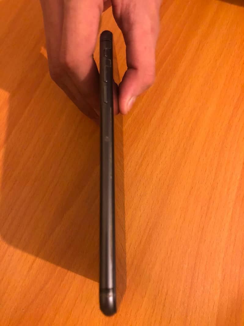 Apple iPhone 8 Plus 3