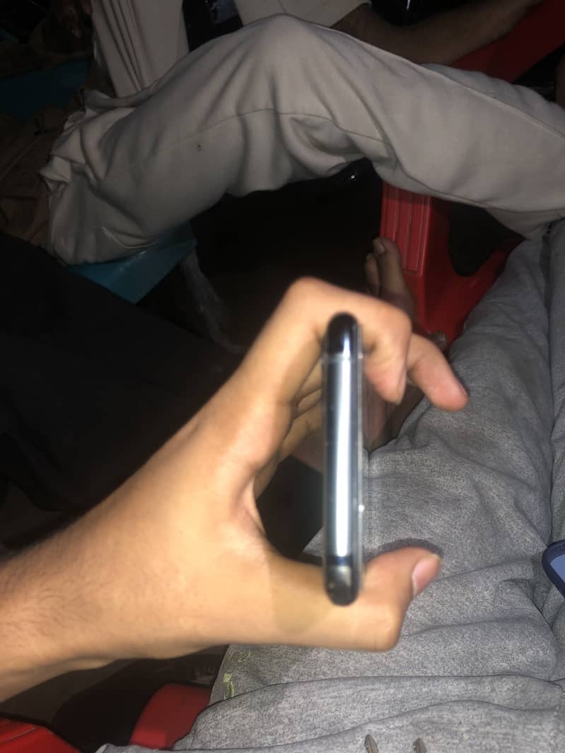 iPhone 11 Pro 4