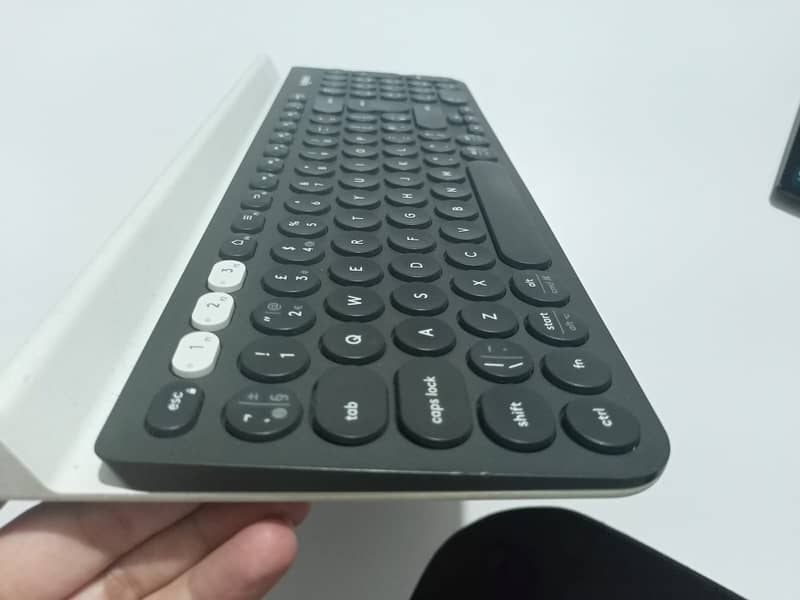 Logitech K780 Multi-Device Wireless Keyboard 2
