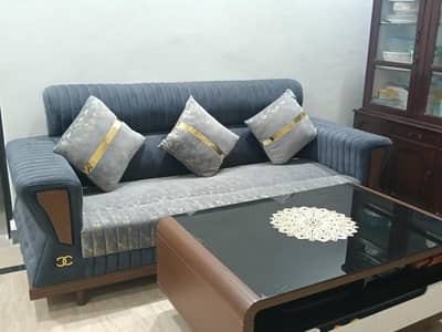 3 seater perfect condition sofa with center table