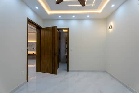 Luxurious 10 Marla House For Sale