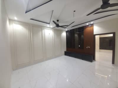 Luxurious 11 Marla Corner House For Rent