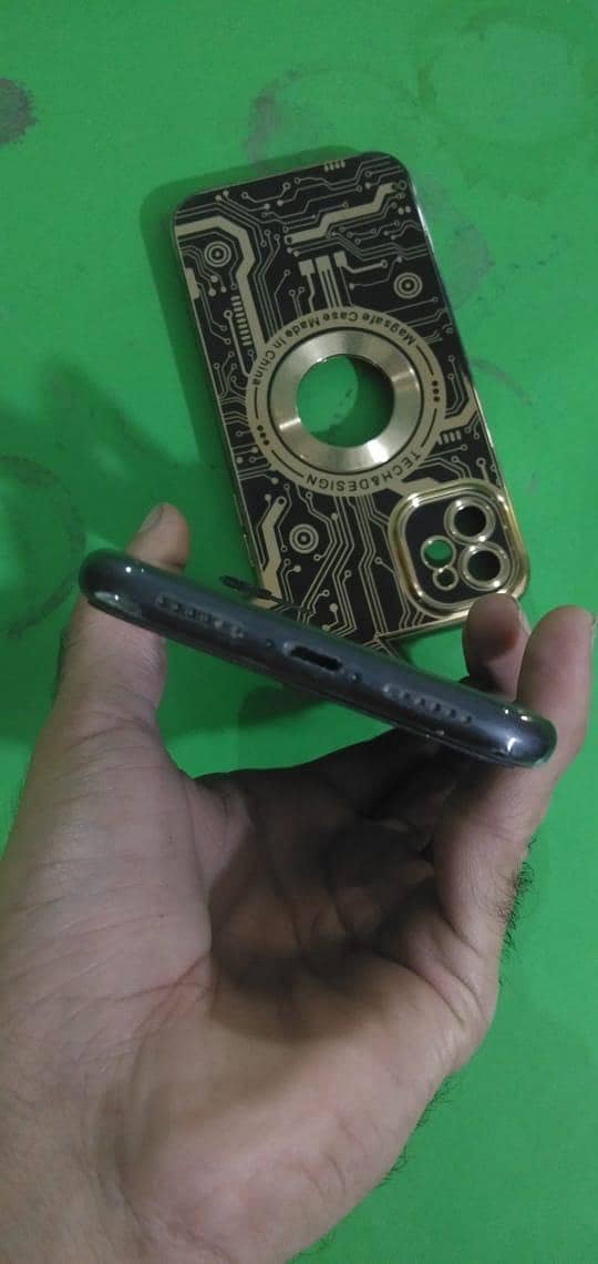 Apple iPhone 11 4