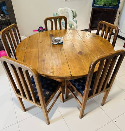 Solid wood 6 seater dining table good condition