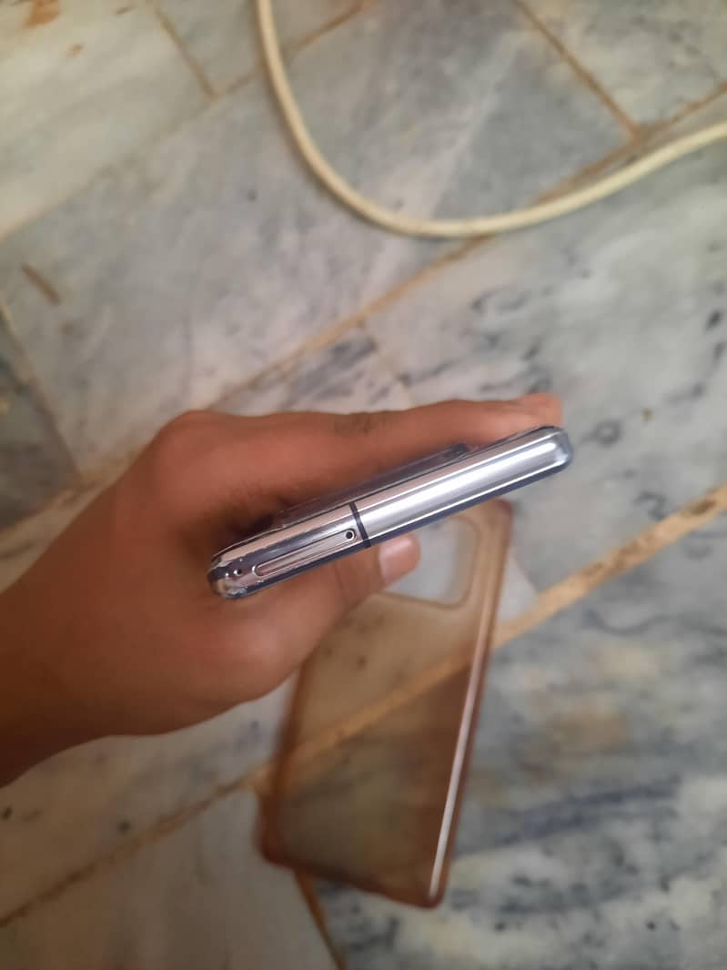 Sharp Aquos R6 1