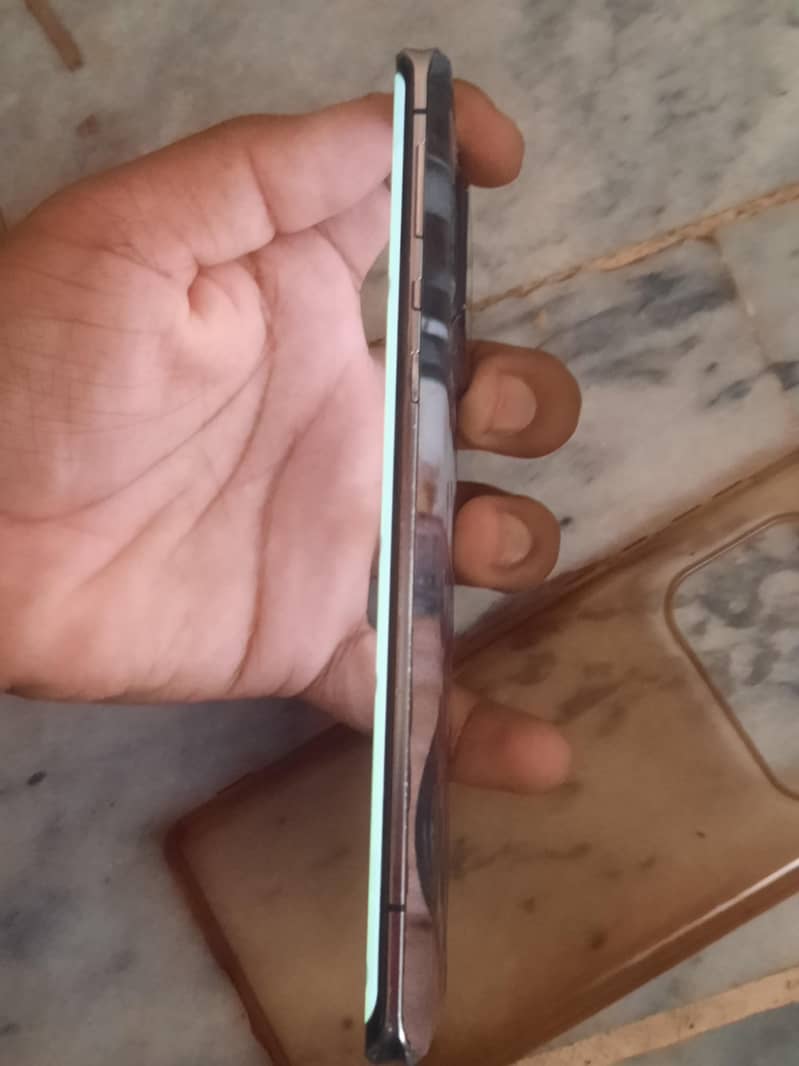 Sharp Aquos R6 4