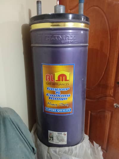 brand new untouch gyzer 10/10 condition purple colour