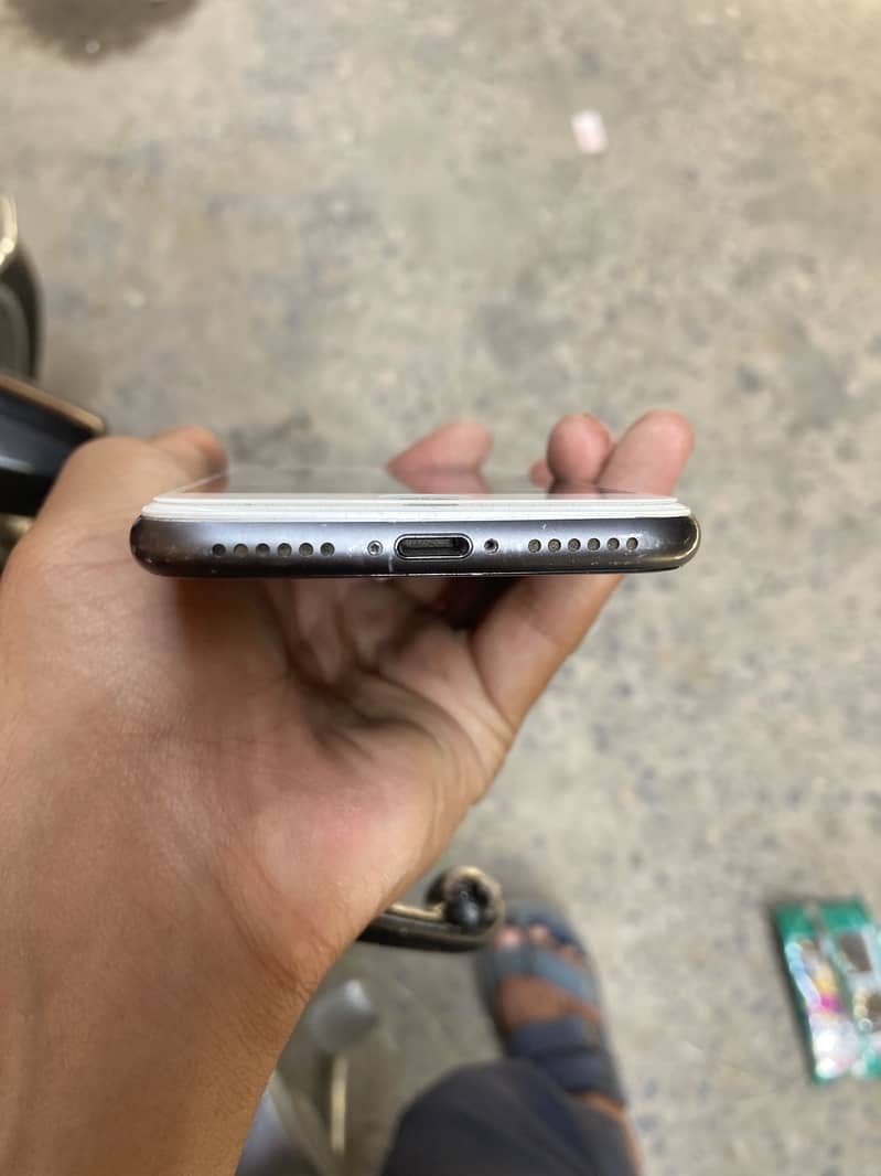 Apple iPhone 8 3