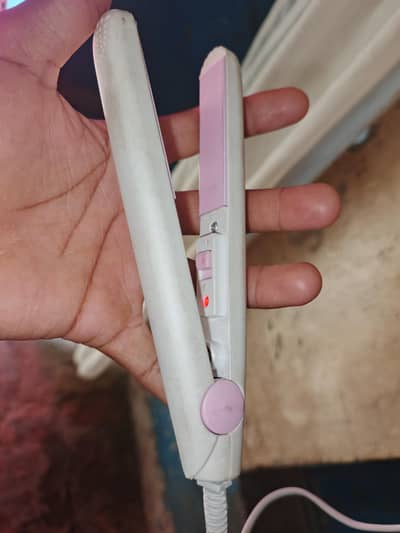 Hair Straightener in Good Working Condition – Best Price.