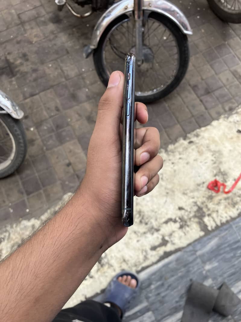 iPhone 11 Pro 4