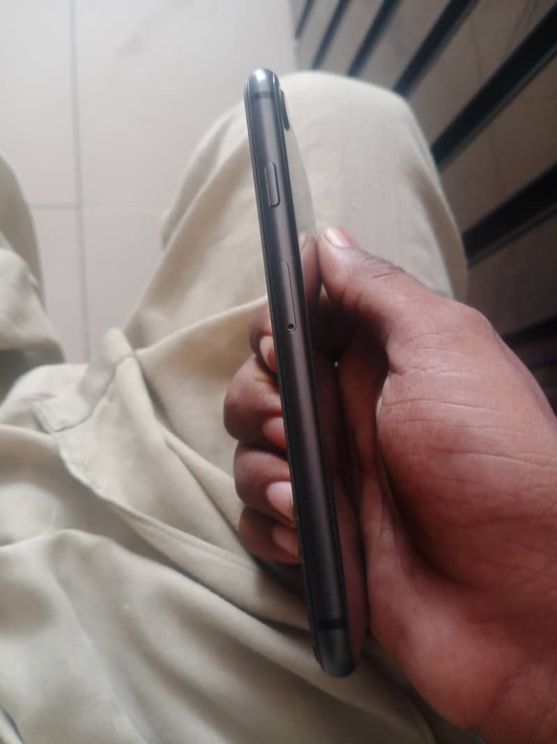 Apple iPhone 8 3