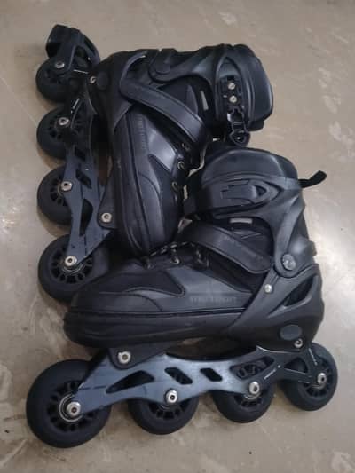 best skating shoes in black colour.