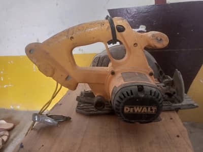 wood cutter DEWALT DC390 circular saw