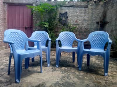4 chairs + 1 table in slightly new condition