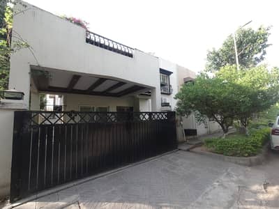 Corner House With Lawn Is Available For Sale In Askari 12
