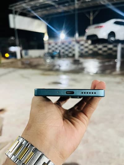 brand new condition 10/10 but screen pe scratches hai Baki set all ok