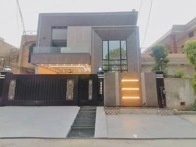 Prime Location 12 Marla House Available For Sale In Board Of Revenue Society - Block B, Lahore