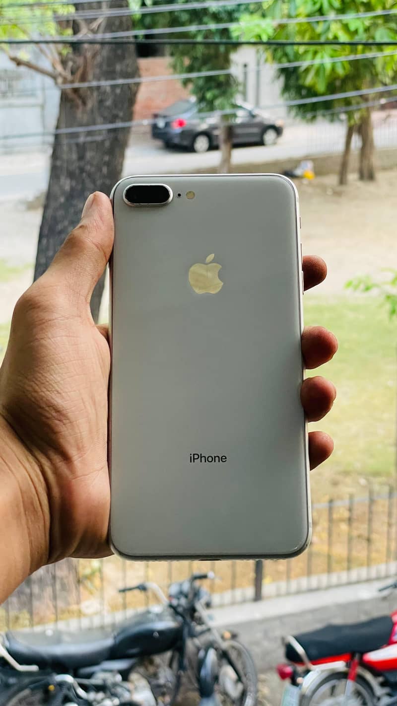 Apple iPhone 8 Plus 0