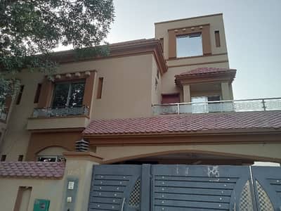 10 Marla Renovated House available for Sale in Bahria Town Lahore