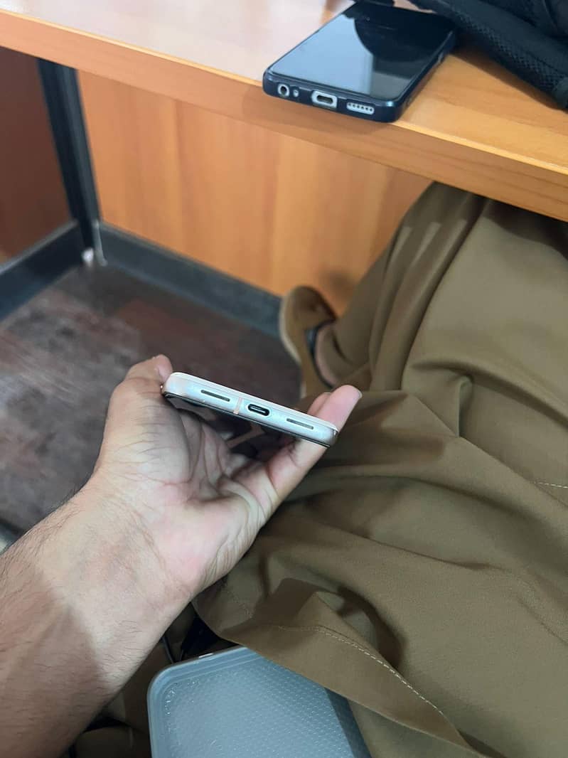 Google Pixel 8 4