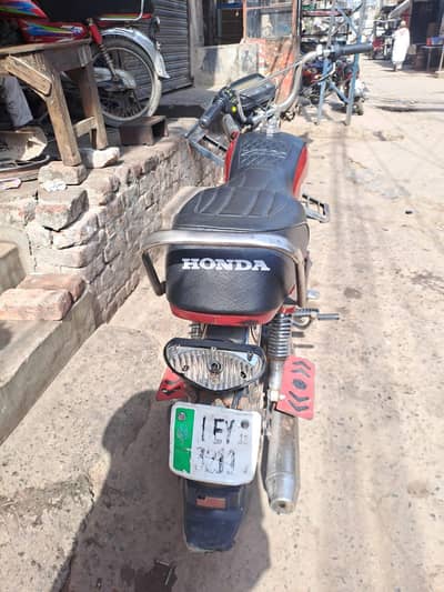 I'm selling honda  cd70.