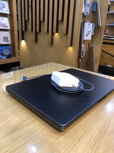MacBook pro M4 (2024) 14inch display 16/512