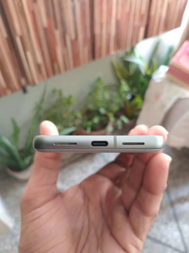 Google Pixel 8 4