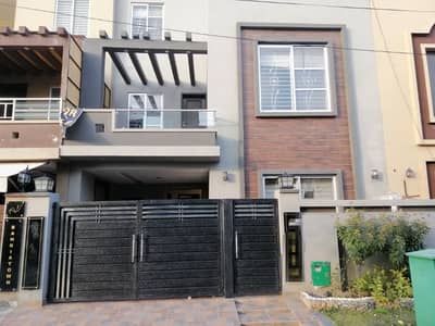 A BEAUTIFUL 5 MARLA HOUSE FOR SALE IN USMAN BLOCK SECTOR B BAHRIA TOWN LAHORE