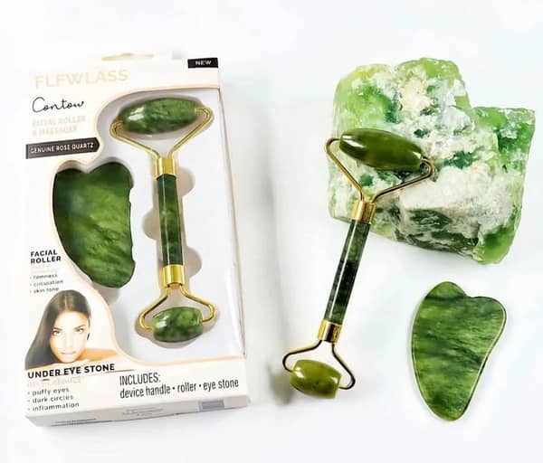 Jade Roller and Gua Sha Set Facial Massager Face Roller Stone Skin Lifting Anti Puffiness Beauty Tool. .
