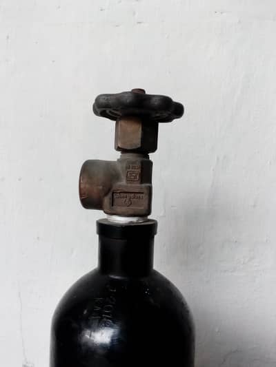 oxygen cylinder full with O2